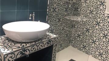 Dusche, Haartrockner, Bidet, Handtücher