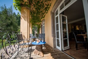 Outdoor dining - Villa Louisental Gruppenunterkunft Gîte Groupes (Le Hohwald)