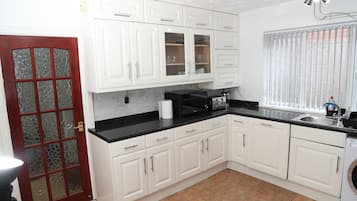 House | Private kitchen | Fridge, microwave, oven, stovetop