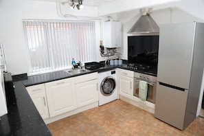 Rumah | Dapur pribadi | Lemari es, microwave, oven, dan kompor