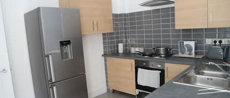 Departamento | Cocina privada | Refrigerador, microondas, horno y parrilla de estufa