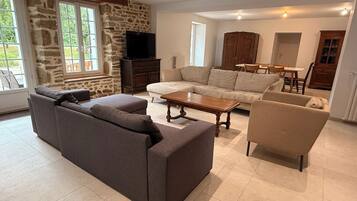 Smart-tv, bordsfotboll, ett bordtennisbord och böcker