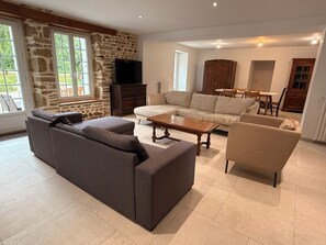 TV connectée, baby-foot, table de tennis de table, livres