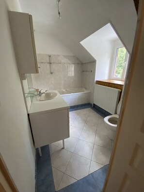 Kylpyamme, hiustenkuivaaja, saippua, vessapaperi