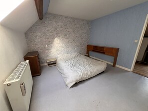 5 bedrooms, desk, free WiFi, bed sheets
