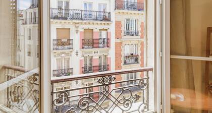 Beautiful bright apartment in 17eme