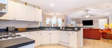 冷蔵庫、電子レンジ、オーブン、コンロ