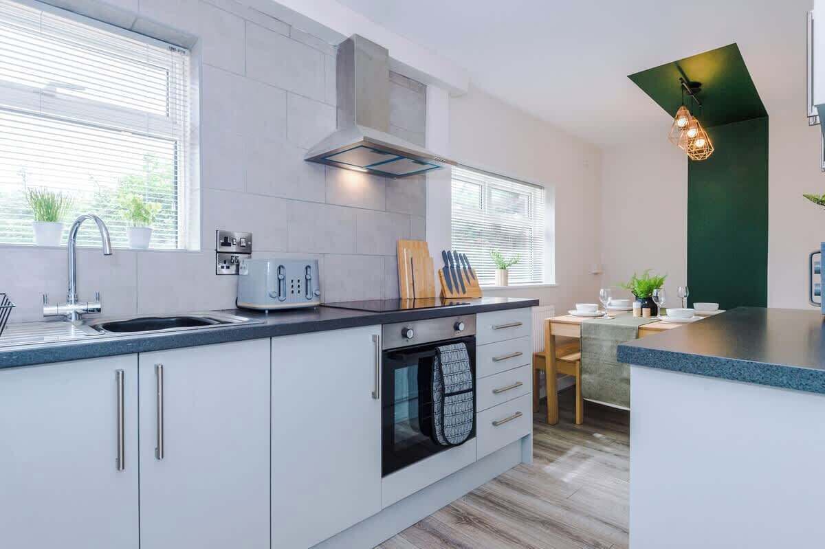 Kühlschrank, Mikrowelle, Ofen, Hochstuhl