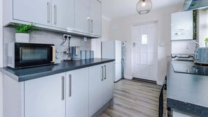 Unclassified image, 2 of 69, button - Cheerful 3 bedroom home with parking near Chester (Saughall)