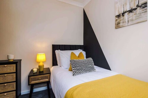 Cheerful 3 bedroom home with parking near Chester