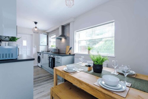 Cheerful 3 bedroom home with parking near Chester