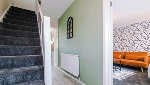 Unclassified image, 4 of 69, button - Cheerful 3 bedroom home with parking near Chester (Saughall)