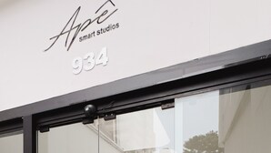 A building entrance with a sign reading "Ape smart studios 934." - Apê Bela Cintra (São Paulo)