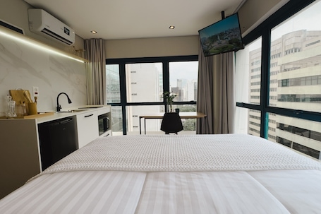 Deluxe Studio | Desk, blackout drapes, travel crib, free WiFi. Apê Bela Cintra