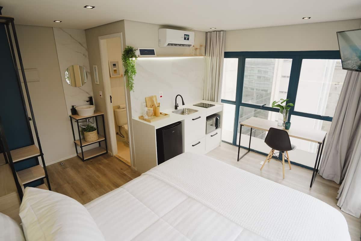 Studio Deluks | Meja kerja, tirai kedap cahaya, tempat tidur bayi, dan Wi-Fi gratis
