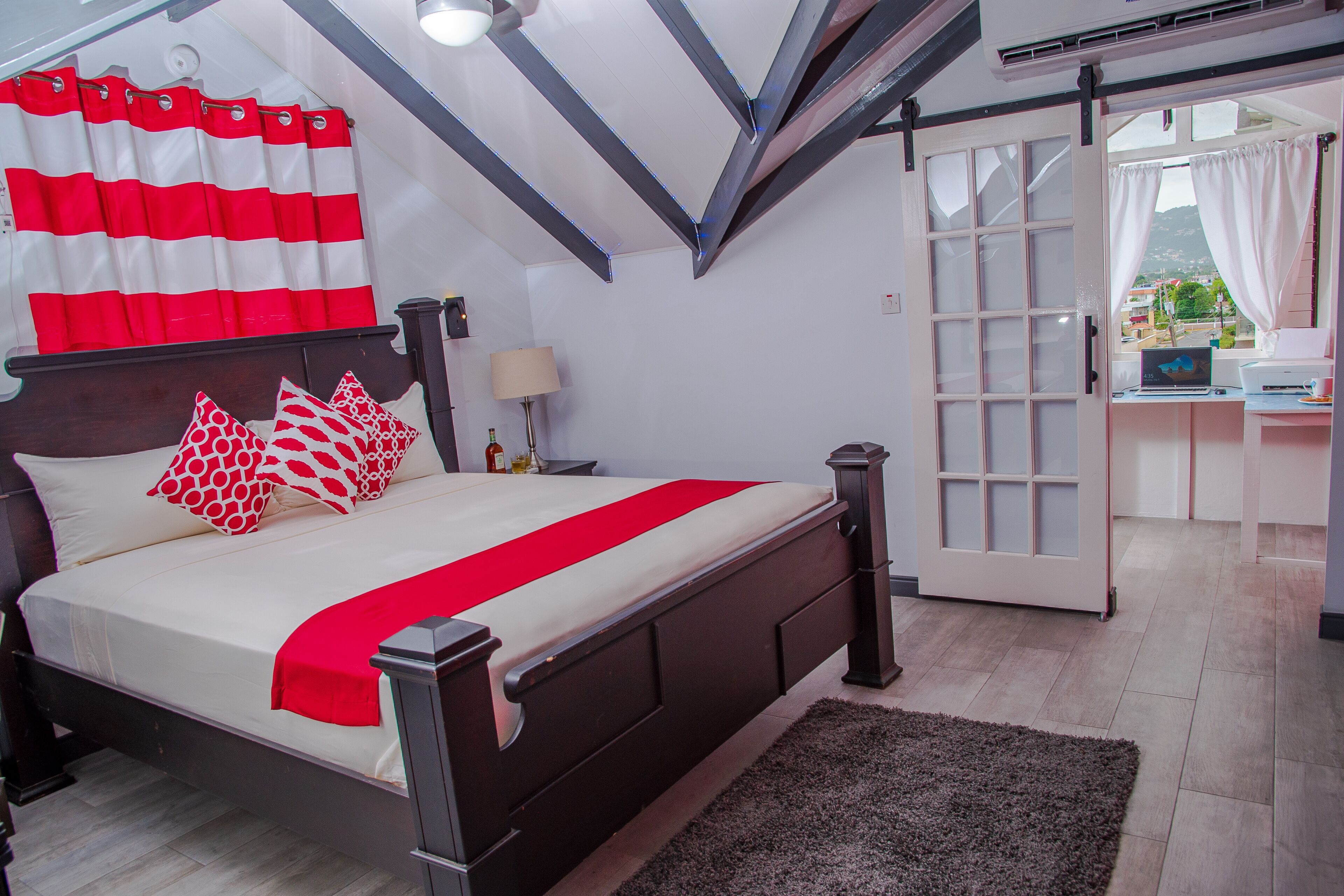 2 Schlafzimmer, Schreibtisch, Bügeleisen/Bügelbrett, Reisekinderbett