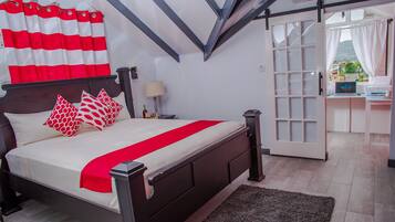 2 slaapkamers, een bureau, een strijkplank/strijkijzer, reisbedje