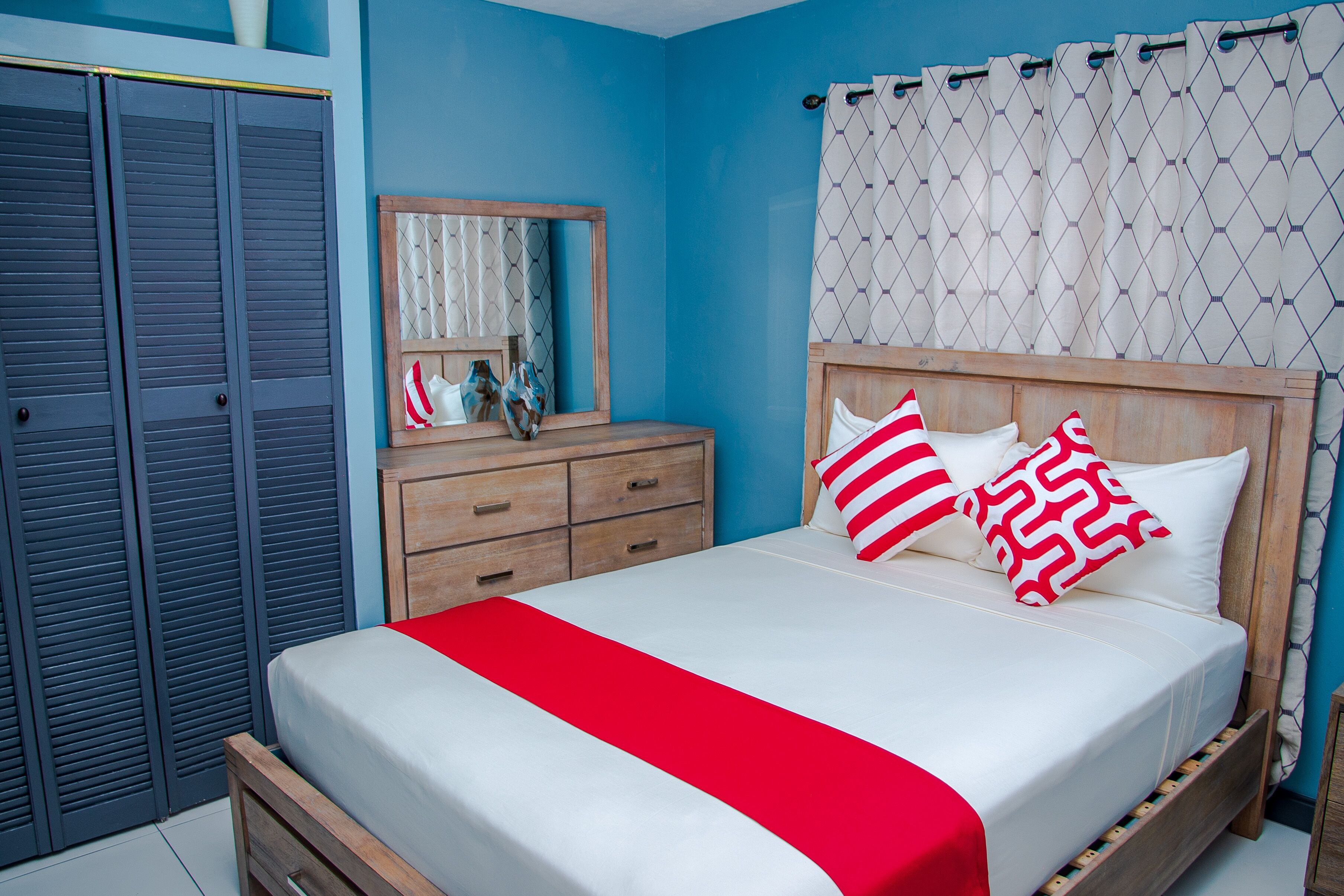 2 bedrooms, desk, iron/ironing board, travel cot