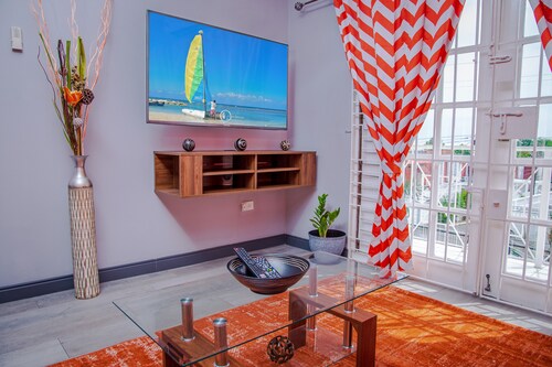 2Bdrm, Fully A/C, King Bed, Free Wifi, Walking distance from Devon House 