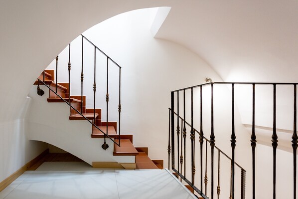 المنشأة من الداخل