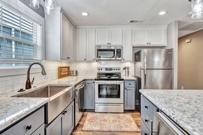 Frigorifero, microonde, forno, piano cottura