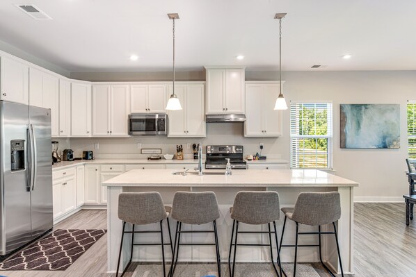 Refrigerador, microondas, horno y parrilla de estufa 