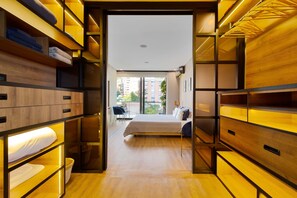 ห้องพักตกแต่งอย่างมีเอกลักษณ์, ตกแต่งพิเศษโดยเฉพาะ, โต๊ะทำงาน