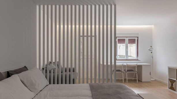 Une chambre à coucher moderne avec un lit, un bureau et une chaise.