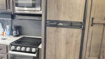 Refrigerador, microondas, cafetera y tetera y utensilios de cocina