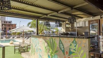 Bar junto a la piscina