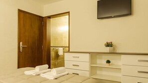 Standard Triple Room | Free WiFi, bed sheets - Wooden Hotel (Villa Carlos Paz)