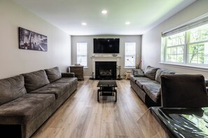 Smart-TV, peis, DVD-spiller og bordtennis