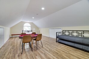 5 chambres, fer et planche à repasser, lit de bébé portatif