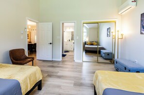 5 chambres, fer et planche à repasser, lit de bébé portatif