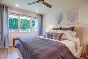 1 habitación, escritorio, tabla de planchar con plancha y cuna de viaje 