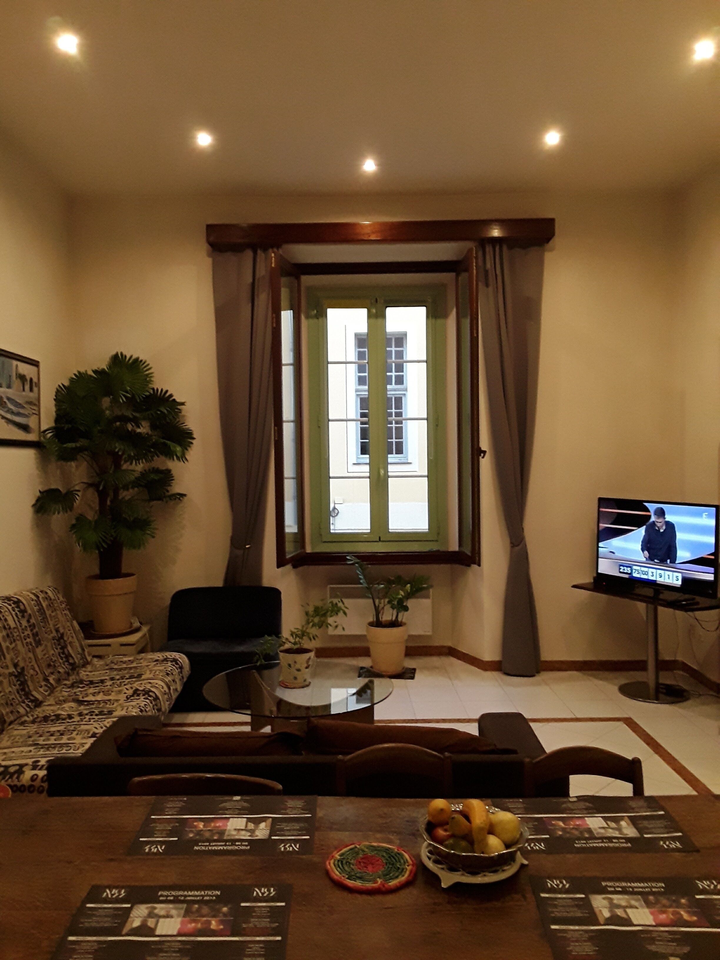 Télévision, livres, chaîne hi-fi