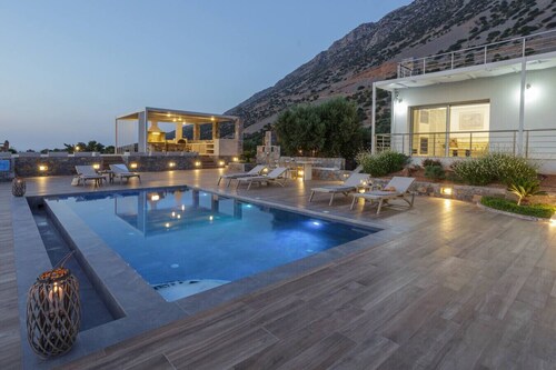 New Villa with heated Pool, BBQ & Kids Playground