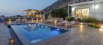 New Modern Villa with Private Heated Pool, BBQ & Kids Playground