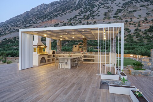 New Villa of the hill with Heated Pool, BBQ & Kids Playground