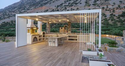 New Villa of the hill with Heated Pool, BBQ & Kids Playground