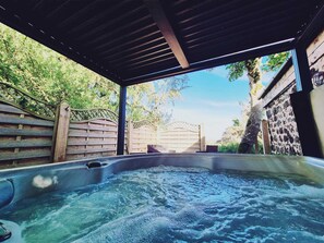 Superior Cottage, Private Bathroom | Outdoor spa tub - Squirrel Cottage (Ballymena)