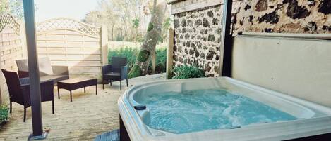 Cottage Supérieur, salle de bains privée | Bain à remous extérieur