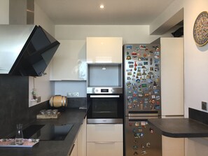 Réfrigérateur, four, plaque de cuisson, lave-vaisselle