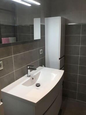 Shower, hair dryer, towels, toilet paper - 2-room apartment Marina Baie des Anges (Villeneuve-Loubet)