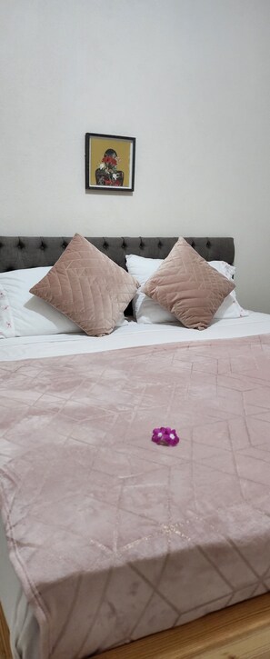 1 habitación, escritorio, tabla de planchar con plancha y cuna de viaje 