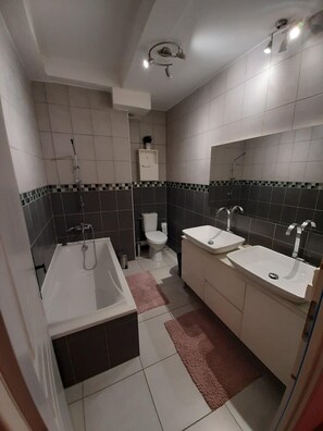 Badewanne, Haartrockner, Toilettenpapier