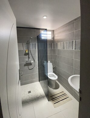 Studio | Bathroom | Shower, towels - Relax Appart Hotel (Kourou)