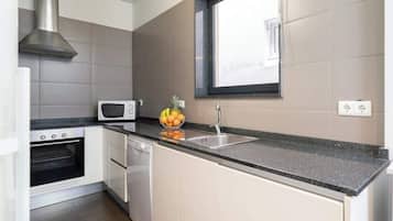 Geladeira, micro-ondas, fogão, cooktop