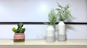 Habitación individual Deluxe | Área de sala de estar | Televisión de pantalla plana