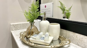 Habitación individual Deluxe | Baño | Regadera, jabón, shampoo, papel de baño